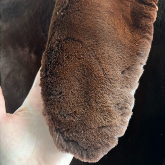 Luxurious Brown Otter? Fur Coat - Picture 4 of 7